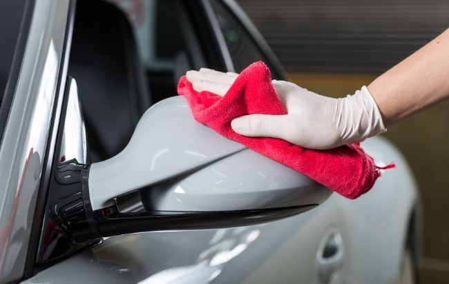 cleaning car side mirror